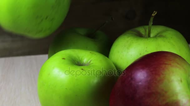 Rijpe sappige groene appels — Stockvideo