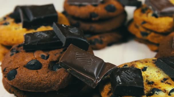 Galletas de pastel con chocolate y trozos de leche y chocolate negro — Vídeos de Stock