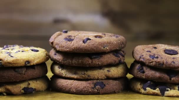 Lote de galletas de pastel con chocolate de primer plano inclinación — Vídeos de Stock