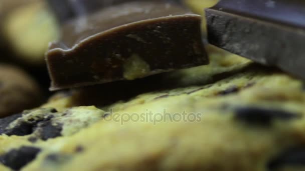 Cake koekjes met chocolade chip en stukken van melk en pure chocolade — Stockvideo