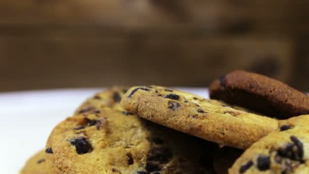 Kantelen van de Chocoladeschilfer cake koekjes op de tafel traag — Stockvideo