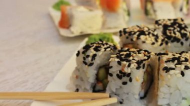 Taze suşi somon susam zencefil ile beyaz bir arka plan üzerinde rulo.