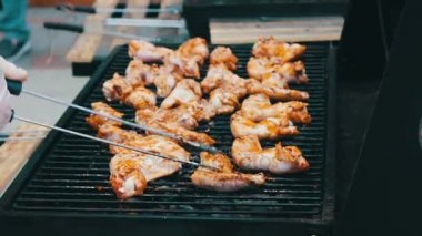 Bir barbekü ızgara teslim tavuk eti kanadı. Et Mangal Barbekü ortasında kızarmış ızgara. Piknik sırasında ızgara tavuk eti