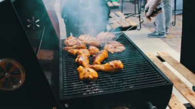 Bir barbekü ızgara teslim tavuk eti. Et Mangal Barbekü ortasında kızarmış ızgara. Piknik sırasında ızgara tavuk eti