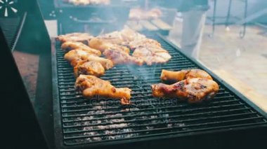 Bir barbekü ızgara teslim tavuk eti. Et Mangal Barbekü ortasında kızarmış ızgara. Piknik sırasında ızgara tavuk eti