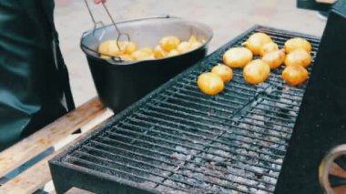 Ortaya konulan ve bir barbekü ızgara piknik açık genç taze patates