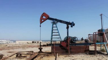 Bakı ş., Azerbaijan.Silhouette arka plan mavi gökyüzü ve bulutlar üzerinde çalışma yağ pompasının çalışma petrol alanında petrol pumpjacks. Petrol sahaları