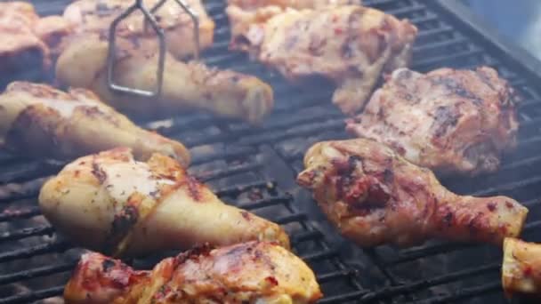 Viande de poulet qui se retournent sur un barbecue grillage.Viande est frit dans le barbecue Mangal. Viande de poulet sur le gril pendant un pique-nique — Video