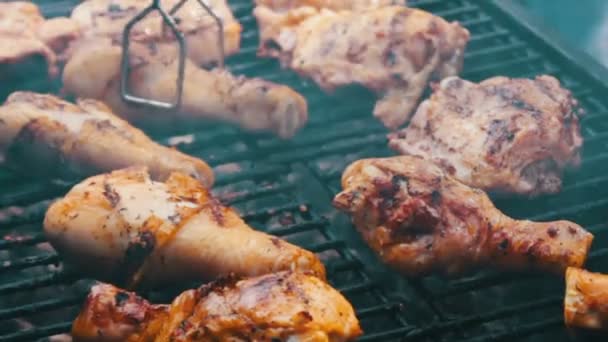 Carne de pollo que se da la vuelta en una parrilla de barbacoa.La carne se fríe en la parrilla de barbacoa Mangal. Carne de pollo en la parrilla durante un picnic — Vídeo de stock