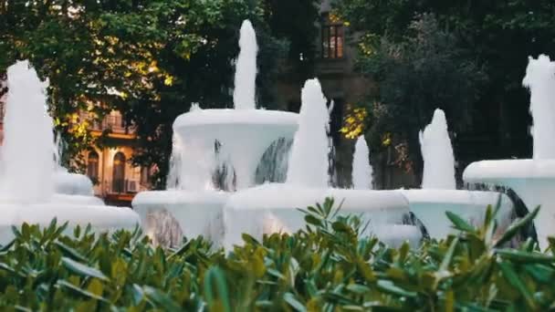 Vackra levande fontäner av bubblande vatten i parken i Baku, Azerbaijan.Shinning skvätt vatten — Stockvideo