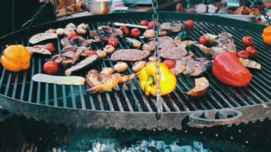 Izgara balık, et ve sebze ızgara kızartma. Sokak, taseful, lezzetli üzerinde sokak gıda, Fast Food, yemek