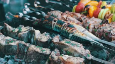 Izgara balık, et ve sebze ızgara kızartma. Sokak, taseful, lezzetli üzerinde sokak gıda, Fast Food, yemek