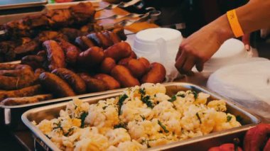 Sayaç hangi mantar, salata ve yulaf lapası plastik levha gıda dağıtır. Sokak gıda. Yemek Festivali