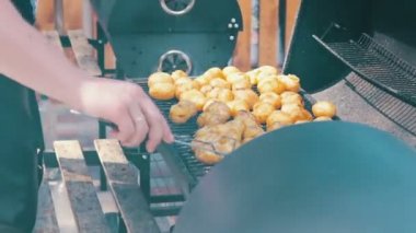 Genç taze patates ızgara. Barbekü Caddesi üzerinde
