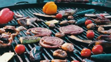 Hangi büyük bir ızgara estetik Kızarmış sosis, tatlı biber, sebze, tavuk eti koydu. Sokak, taseful, lezzetli üzerinde sokak gıda, Fast Food, yemek