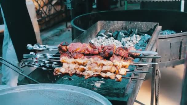 Et şiş üzerinde. Büyük bir şiş kebap mangal üzerinde yanmış. Barbekü, ızgara — Stok video