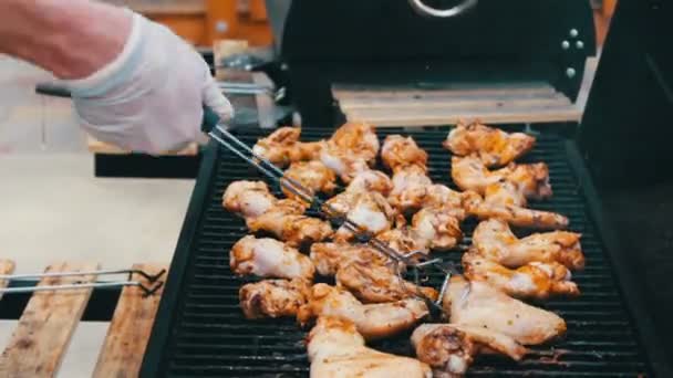 Barbecue met heerlijk gegrilde vlees op de Grill. Barbecue Party. Stukjes kip vlees wordt gebakken op houtskool grill. Heerlijk sappig vlees op de grill in brand steaks koken. — Stockvideo
