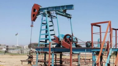 Bakı ş., Azerbaijan.Silhouette arka plan mavi gökyüzü ve bulutlar üzerinde çalışma yağ pompasının çalışma petrol alanında petrol pumpjacks. Petrol sahaları