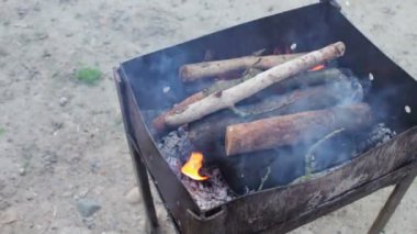 Kuru yaşlı ağaç dalları içinde mangal yakmak