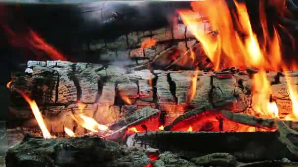 Schöne Aussicht auf brennendes Feuer mit Funken und roten Flammen aus nächster Nähe. Brennendes Holz im Kamin — Stockvideo