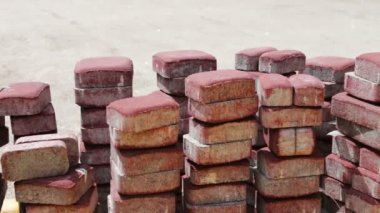 Kaldırım döşeme yere bırakmaya hazır kırmızı