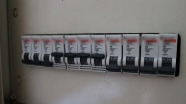 El açma/kapatma düğmesi anahtarı kutusunda tüm anahtarları ve kapalı döndü. Elektrik, güç