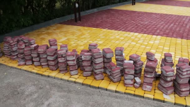 Losas de pavimentación rojas listas para colocarse en el suelo — Vídeos de Stock