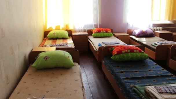 Yataklar ve başucu Masaları boş Hastane odası veya bir çocuk kampı. — Stok video