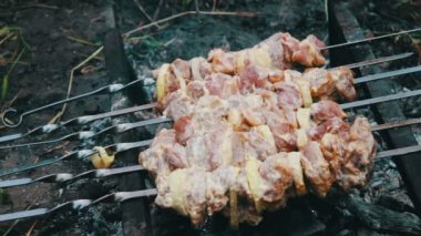 Grill.leisure, gıda ve içecekler, insanlar ve tatil kavramı - pişirme barbekü ızgara et şiş, sadece lezzetli sulu kızarmış et pişmiş