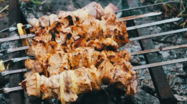 Grill.leisure, gıda ve içecekler, insanlar ve tatil kavramı - pişirme barbekü ızgara et şiş, sadece lezzetli sulu kızarmış et pişmiş