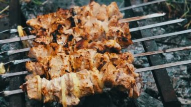 Grill.leisure, gıda ve içecekler, insanlar ve tatil kavramı - pişirme barbekü ızgara et şiş, sadece lezzetli sulu kızarmış et pişmiş