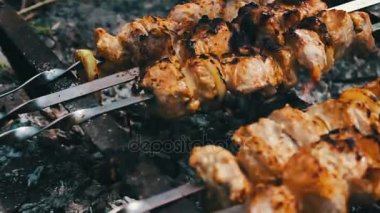 Grill.leisure, gıda ve içecekler, insanlar ve tatil kavramı - pişirme barbekü ızgara et şiş, sadece lezzetli sulu kızarmış et pişmiş