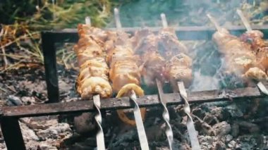 Grill.leisure, gıda ve içecekler, insanlar ve tatil kavramı - pişirme barbekü ızgara et şiş, sadece lezzetli sulu kızarmış et pişmiş