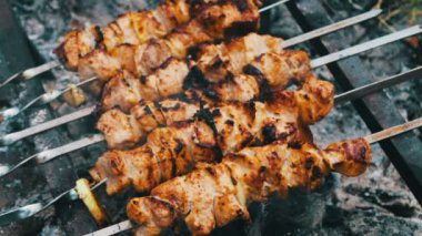 Grill.leisure, gıda ve içecekler, insanlar ve tatil kavramı - pişirme barbekü ızgara et şiş, sadece lezzetli sulu kızarmış et pişmiş
