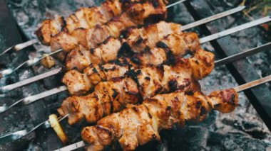 Grill.leisure, gıda ve içecekler, insanlar ve tatil kavramı - pişirme barbekü ızgara et şiş, sadece lezzetli sulu kızarmış et pişmiş