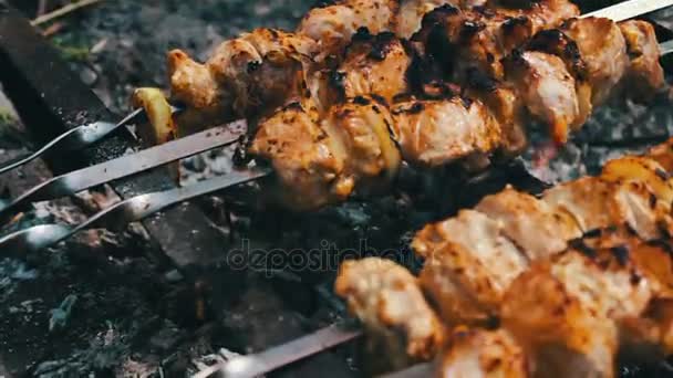 Deliciosa carne frita suculenta no espeto, apenas cozinhado em uma grelha.lazer, comida e bebidas, pessoas e feriados conceito - cozinhar carne na churrasqueira — Vídeo de Stock