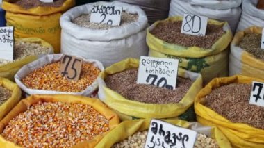 Piyasada farklı tahıl üzerinde fiyat etiketleri asmak ile birçok çanta standı