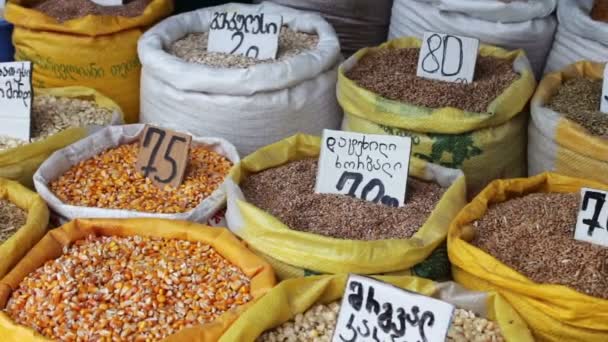 Viele Tüten mit verschiedenen Getreidesorten, an denen die Preisschilder hängen, stehen auf dem Markt — Stockvideo