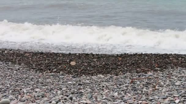 Las olas del mar golpean en la costa pedregosa en el terraplén de la ciudad georgiana del complejo de Batumi — Vídeo de stock