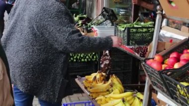 Çok taze sebze pazarı tezgahın üstünde. Alıcılar taze domates, patates, biber, fasulye, vişne, seçimi muz bak. Alıcı ve satıcı içinde belgili tanımlık çarşı. İnsanlar gıda ürünleri seçin