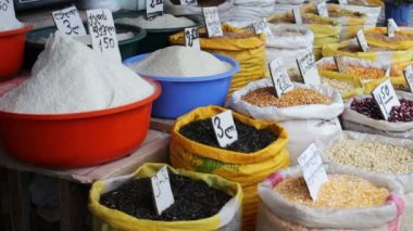 Piyasada farklı tahıl üzerinde fiyat etiketleri asmak ile birçok çanta standı