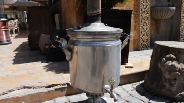 Samovar aquecido e fumante fica nas ruas de Baku, Azerbaijão — Vídeo de Stock
