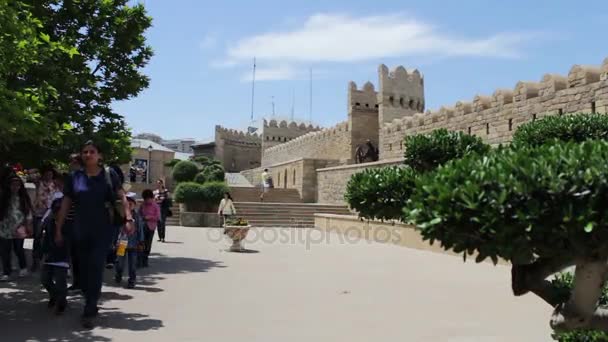 9 Mayıs 2017 - Azerbaycan, Bakü: Bakü'deki eski şehir duvarlarının. Azerbaycan'ın başkenti manzaraları turist yürümek — Stok video