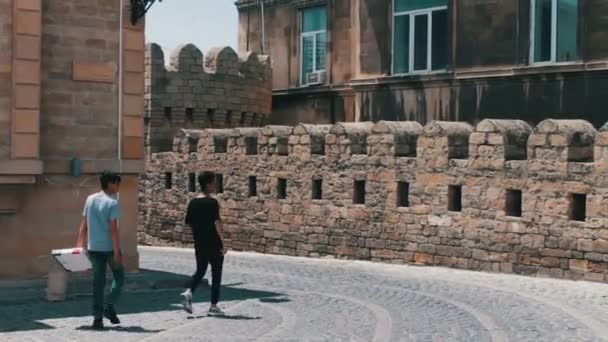 9 MAI 2017 - AZERBAIJAN, BAKU : Les murs de la vieille ville de Bakou. Les touristes marchent sur les sites touristiques de la capitale de l'Azerbaïdjan — Video
