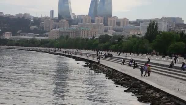 Maj 9 2017 - Azerbajdzjan, Baku: Människor sitter och promenader längs berömda banvallen av en Kaspiska havet i Baku — Stockvideo