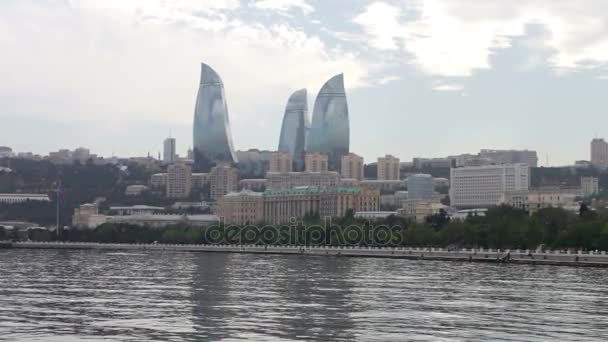 Widok na nasyp z Morza Kaspijskiego w stolicy Azerbejdżanu, Baku i wieżowce miasta — Wideo stockowe