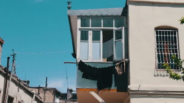 Saker hänger på linor. Många saker torka på balkongen och utveckla i vinden — Stockvideo