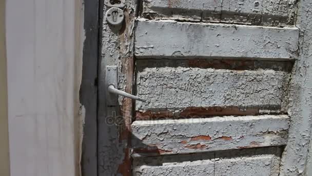 Viejo vintage de madera malhumorado con pintura gris una puerta delantera en la calle — Vídeos de Stock