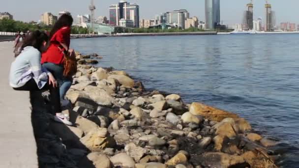 9 Květen 2017 - Ázerbájdžán, Baku: Lidé sedí a pěší podél slavného nábřeží Kaspického moře v Baku — Stock video