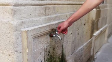 Adam dokunun bir duvar içinde açılır. Bacu street şehirde içme Çeşmesi